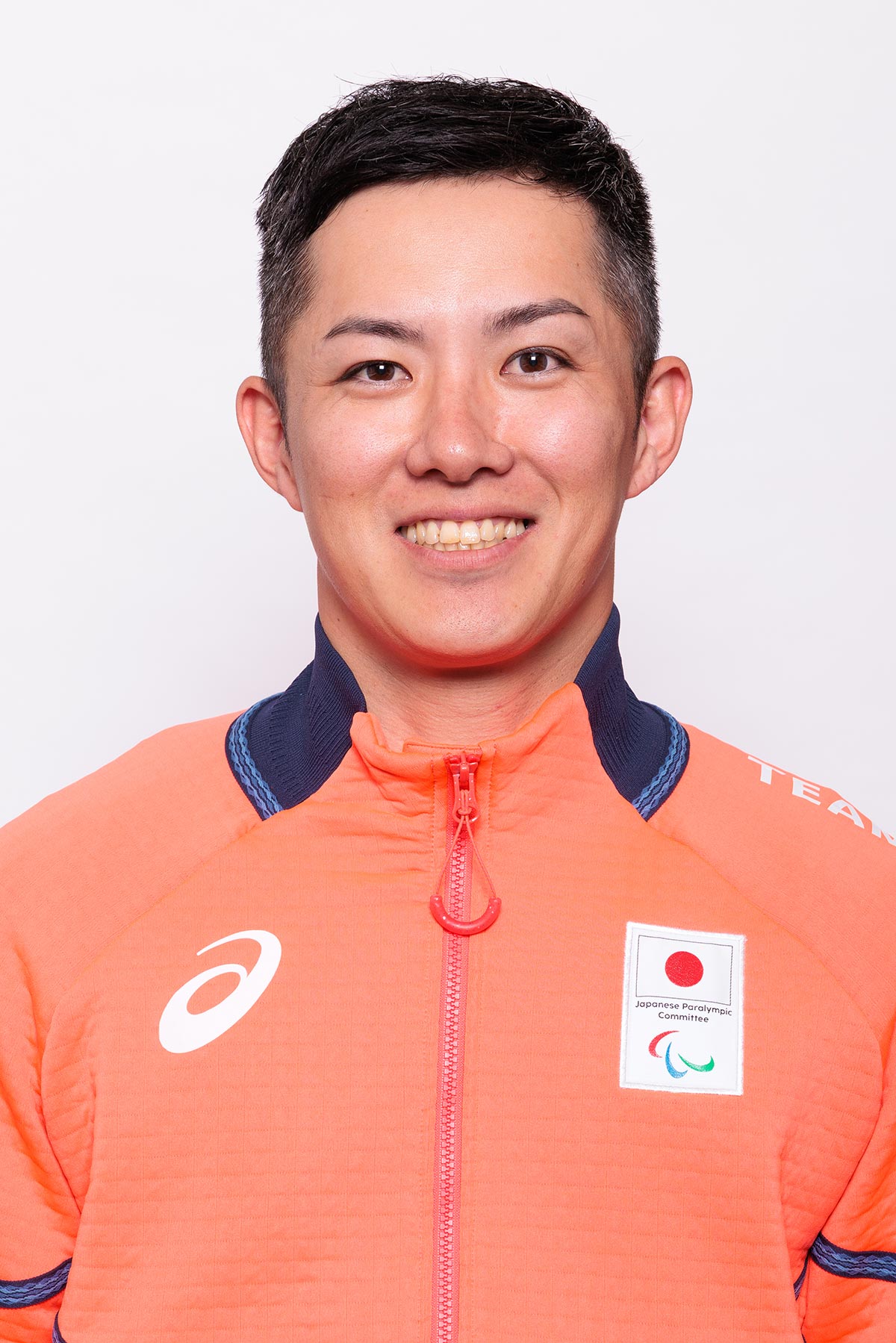 日本代表選手旗手 小須田潤太（パラスノーボード）